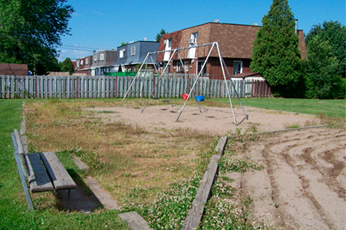 Centre équestre avant le tamisage et désherbage du sable