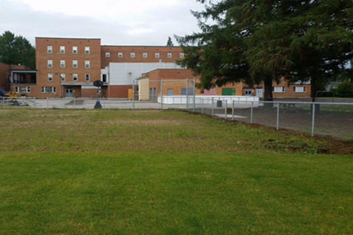 Terrain de baseball avant le tamisage du sable