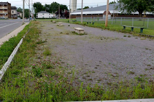 Terrain de pétanque avant le désherbage du sable